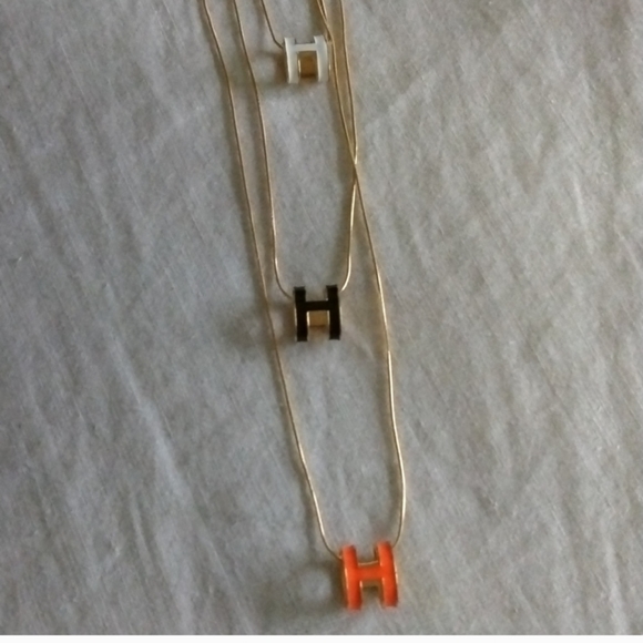 Steal the last one H pendant on  gold chain Earrings available separately - Picture 3 of 5